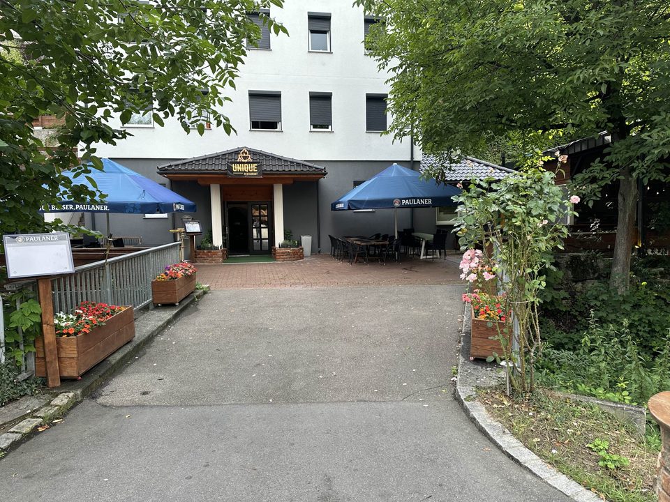 Eingang des Unique in der Talstrasse 7 mit Sonnenschirmen