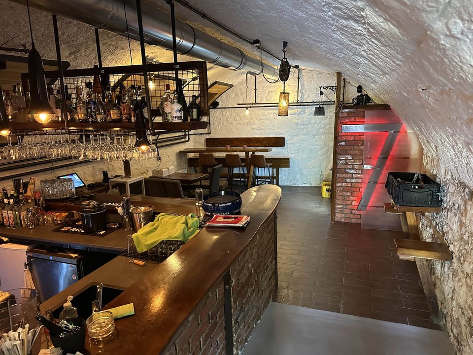 Bar im Gewölbekeller mit Natursteingewölbe und Flaschenregal