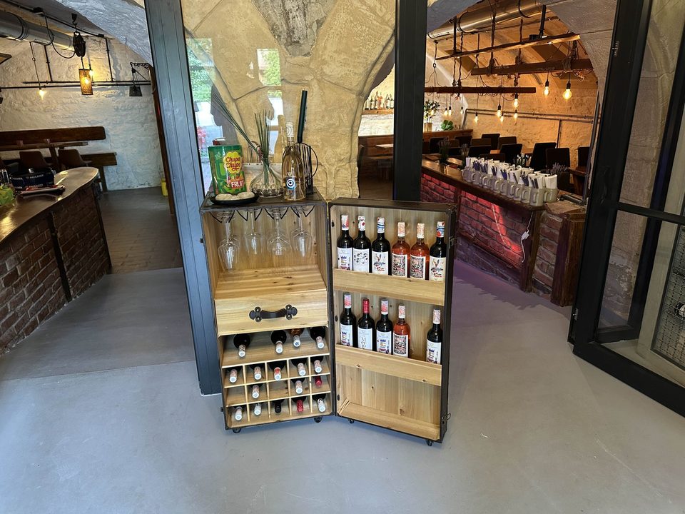 Weinregal im Gewölbekeller mit griechischen Weinen