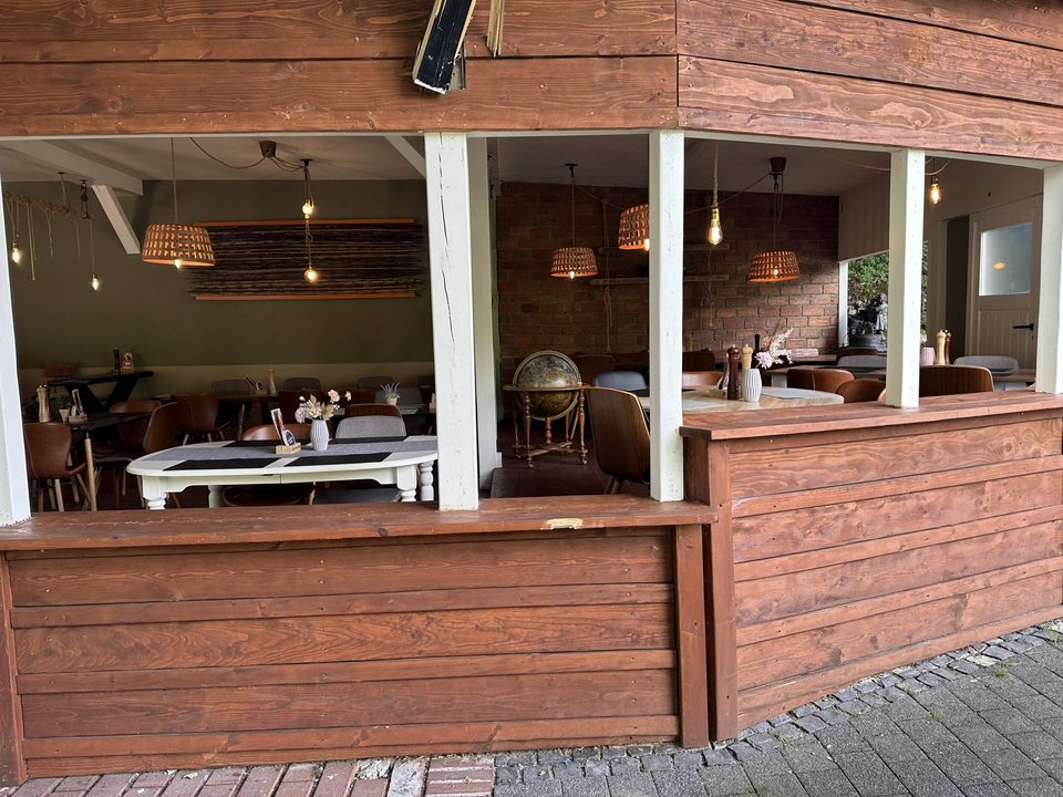 Terrasse mit Holztheke vor dem Restaurant