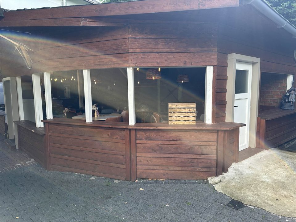 Terrassenbereich mit Holzverkleidung am Abend